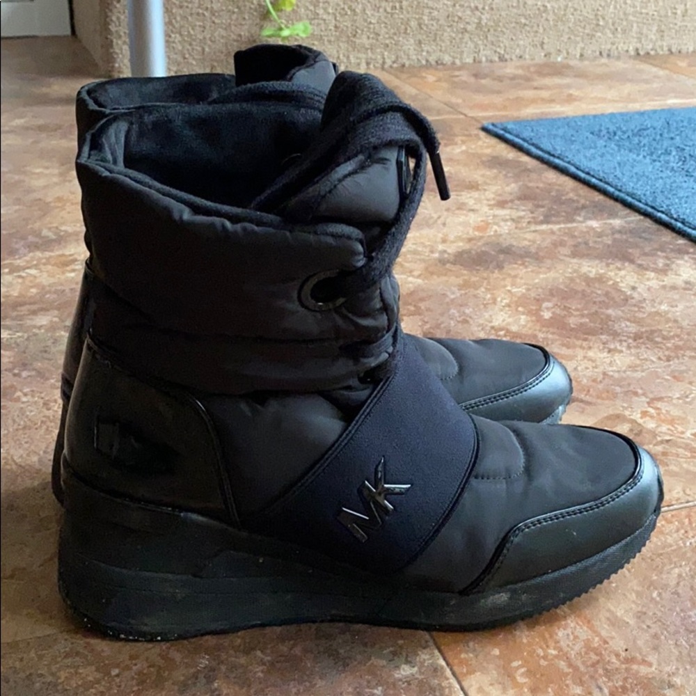 Sell by feb 21! Michael Kors Worn Winter Boots 8.5
